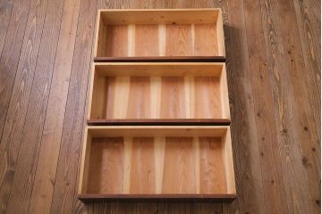 アンティーク家具　昭和中期　前面ケヤキ材　力強い杢目が美しい小振りな重ねのチェスト(衣装箪笥、タンス)