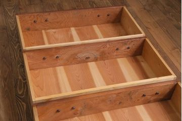 アンティーク家具　昭和中期　前面ケヤキ材　力強い杢目が美しい小振りな重ねのチェスト(衣装箪笥、タンス)