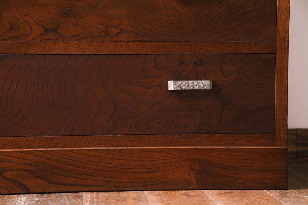 アンティーク家具　昭和中期　前面ケヤキ材　力強い杢目が美しい小振りな重ねのチェスト(衣装箪笥、タンス)