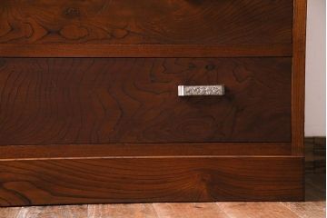 アンティーク家具　昭和中期　前面ケヤキ材　力強い杢目が美しい小振りな重ねのチェスト(衣装箪笥、タンス)