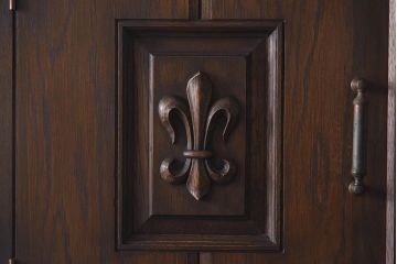 中古　永田良介商店　チルダ彫刻入食器棚(カップボード、キャビネット、収納棚)(定価約60万円)