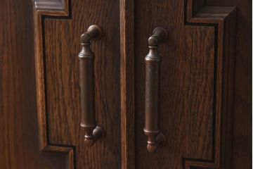 中古　永田良介商店　チルダ彫刻入食器棚(カップボード、キャビネット、収納棚)(定価約60万円)