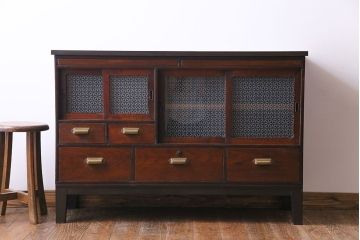 アンティーク家具　和製アンティーク　花模様のカットガラスが可愛らしいリメイクローボード(テレビボード、収納棚)