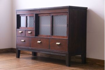 アンティーク家具　和製アンティーク　花模様のカットガラスが可愛らしいリメイクローボード(テレビボード、収納棚)