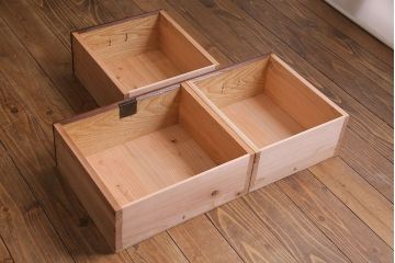 アンティーク家具　和製アンティーク　花模様のカットガラスが可愛らしいリメイクローボード(テレビボード、収納棚)