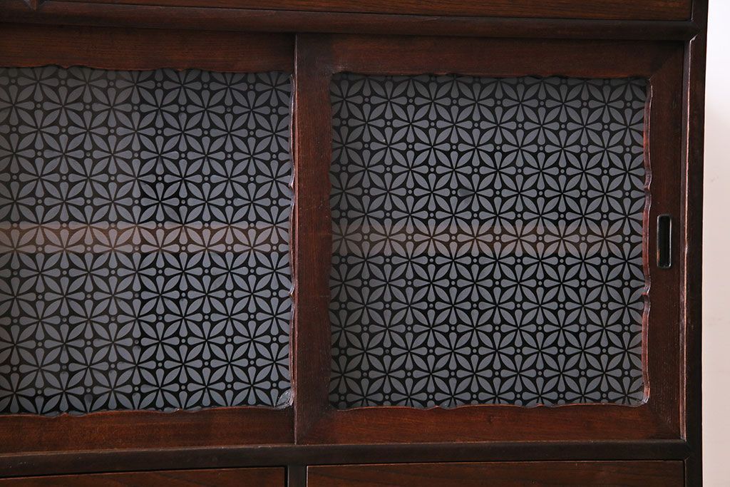 アンティーク家具　和製アンティーク　花模様のカットガラスが可愛らしいリメイクローボード(テレビボード、収納棚)