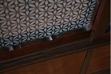 アンティーク家具　和製アンティーク　花模様のカットガラスが可愛らしいリメイクローボード(テレビボード、収納棚)