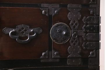 アンティーク家具　和製アンティーク　漆塗りの光沢が美しい会津箪笥(重ね箪笥、時代箪笥)