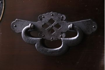 アンティーク家具　和製アンティーク　漆塗りの光沢が美しい会津箪笥(重ね箪笥、時代箪笥)