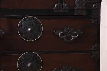 アンティーク家具　和製アンティーク　漆塗りの光沢が美しい会津箪笥(重ね箪笥、時代箪笥)