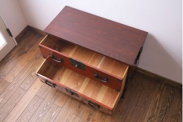 アンティーク家具　和製アンティーク　リメイク　鉄脚付き　朱色の時代箪笥ローボード(テレビボード、ローチェスト)