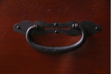 アンティーク家具　和製アンティーク　リメイク　鉄脚付き　朱色の時代箪笥ローボード(テレビボード、ローチェスト)