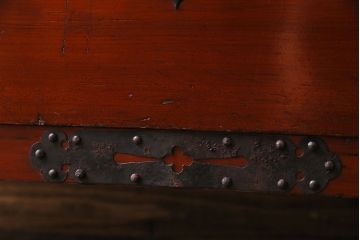 アンティーク家具　和製アンティーク　リメイク　鉄脚付き　朱色の時代箪笥ローボード(テレビボード、ローチェスト)