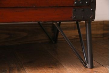 アンティーク家具　和製アンティーク　リメイク　鉄脚付き　朱色の時代箪笥ローボード(テレビボード、ローチェスト)