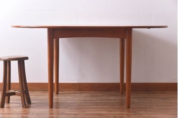 北欧ビンテージ家具　チーク材　シンプルなラウンド型エクステンションテーブル(ダイニングテーブル、ドローリーフテーブル)