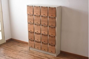 ペイント家具　ラフジュ工房オリジナル　5×4　白いペイントのパタパタマス目棚(戸棚、下駄箱)