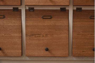 ペイント家具　ラフジュ工房オリジナル　5×4　白いペイントのパタパタマス目棚(戸棚、下駄箱)