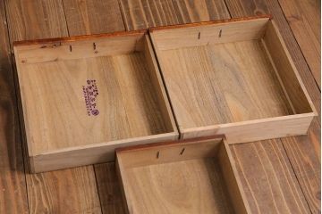 アンティーク家具　昭和期　総クスノキ(楠木)材　漆塗り　上質な作りの小引き出し(チェスト、収納)