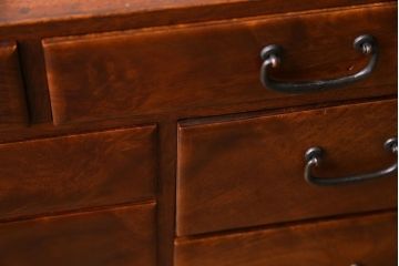 アンティーク家具　昭和期　総クスノキ(楠木)材　漆塗り　上質な作りの小引き出し(チェスト、収納)