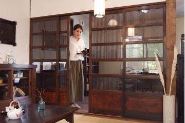 昭和期　当時物ガラス入り　ケヤキ材　細身のシルエットが魅力の万本格子戸(ガラス帯戸、帯戸、引き戸、建具)4枚セット
