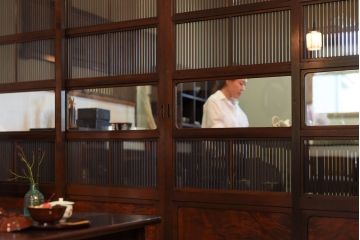 昭和期　当時物ガラス入り　ケヤキ材　細身のシルエットが魅力の万本格子戸(ガラス帯戸、帯戸、引き戸、建具)4枚セット