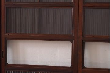 昭和期　当時物ガラス入り　ケヤキ材　細身のシルエットが魅力の万本格子戸(ガラス帯戸、帯戸、引き戸、建具)4枚セット