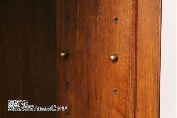 アンティーク家具　イギリスアンティーク　シンプルな扉のデザインとツイストレッグが魅力的なブックケース(本箱、本棚、キャビネット)