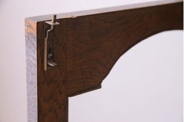 アンティーク家具　イギリスアンティーク　シンプルな扉のデザインとツイストレッグが魅力的なブックケース(本箱、本棚、キャビネット)