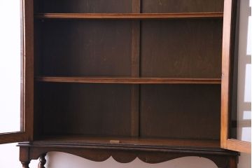 アンティーク家具　イギリスアンティーク　シンプルな扉のデザインとツイストレッグが魅力的なブックケース(本箱、本棚、キャビネット)