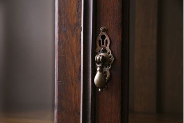 アンティーク家具　イギリスアンティーク　シンプルな扉のデザインとツイストレッグが魅力的なブックケース(本箱、本棚、キャビネット)