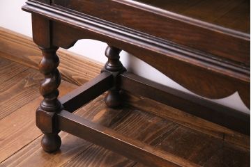 アンティーク家具　イギリスアンティーク　シンプルな扉のデザインとツイストレッグが魅力的なブックケース(本箱、本棚、キャビネット)