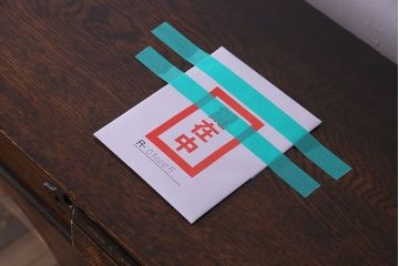 アンティーク家具　イギリスアンティーク　シンプルな扉のデザインとツイストレッグが魅力的なブックケース(本箱、本棚、キャビネット)
