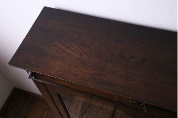 アンティーク家具　イギリスアンティーク　シンプルな扉のデザインとツイストレッグが魅力的なブックケース(本箱、本棚、キャビネット)