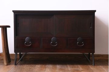 アンティーク家具　昭和初期　リメイク!　丸い錠前金具が目を惹く鉄脚付き箪笥ローボード(リビングボード、ローチェスト)
