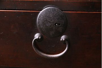 アンティーク家具　昭和初期　リメイク!　丸い錠前金具が目を惹く鉄脚付き箪笥ローボード(リビングボード、ローチェスト)