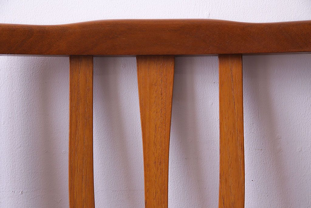 北欧ビンテージ家具　チーク材　背もたれのデザインが美しいダイニングチェア(ワークチェア、椅子)