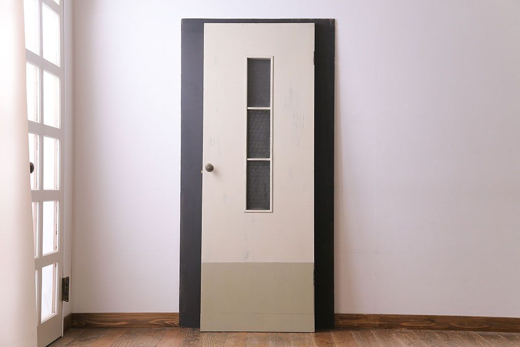 レトロ　シャビーな雰囲気のおしゃれなペイントドア(扉)(1)