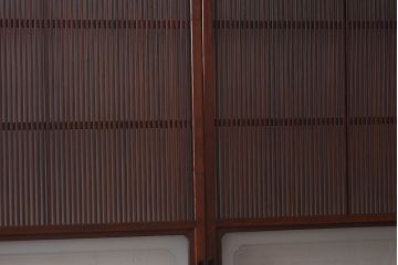 昭和初期　ケヤキ材使用　上質な作りが味わえる万本格子戸(ガラス帯戸、引き戸)4枚セット