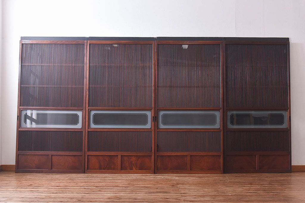 昭和初期　ケヤキ材使用　上質な作りが味わえる万本格子戸(ガラス帯戸、引き戸)4枚セット