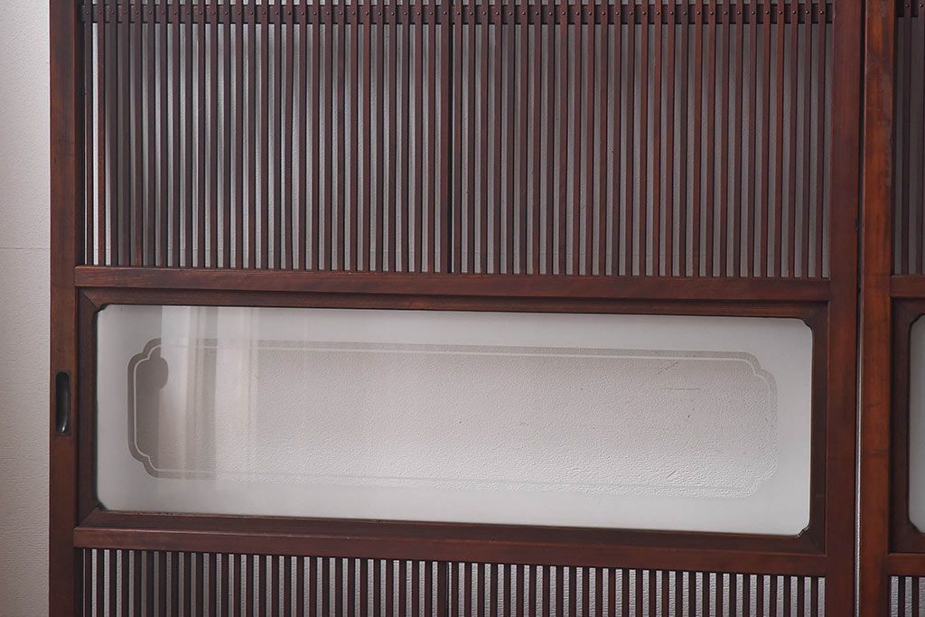 昭和初期　ケヤキ材使用　上質な作りが味わえる万本格子戸(ガラス帯戸、引き戸)4枚セット