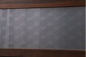 幾何学的なデザインが魅力の割菱組子欄間(ガラス欄間、はめ殺し戸)(1)