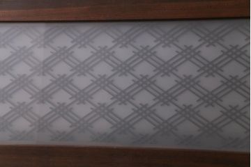 幾何学的なデザインが魅力の割菱組子欄間(ガラス欄間、はめ殺し戸)(1)