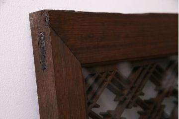 幾何学的なデザインが魅力の割菱組子欄間(ガラス欄間、はめ殺し戸)(2)