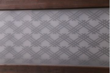 幾何学的なデザインが魅力の割菱組子欄間(ガラス欄間、はめ殺し戸)(2)