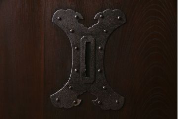 和製アンティーク　希少品!　総ケヤキ材　和の趣を味わえる小さな蔵戸(引き戸、建具、玄関戸)