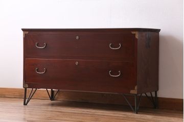 アンティーク家具　昭和初期　鉄脚付き!　美しい漆塗りが上品な時代箪笥ローチェスト(ローボード、リビングボード、引き出し)