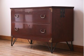 アンティーク家具　昭和初期　鉄脚付き!　美しい漆塗りが上品な時代箪笥ローチェスト(ローボード、リビングボード、引き出し)