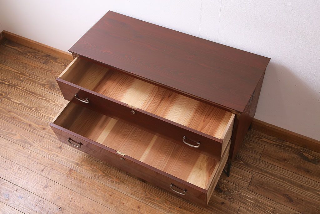 アンティーク家具　昭和初期　鉄脚付き!　美しい漆塗りが上品な時代箪笥ローチェスト(ローボード、リビングボード、引き出し)