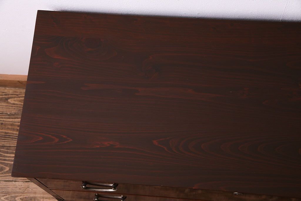 アンティーク家具　昭和初期　鉄脚付き!　美しい漆塗りが上品な時代箪笥ローチェスト(ローボード、リビングボード、引き出し)