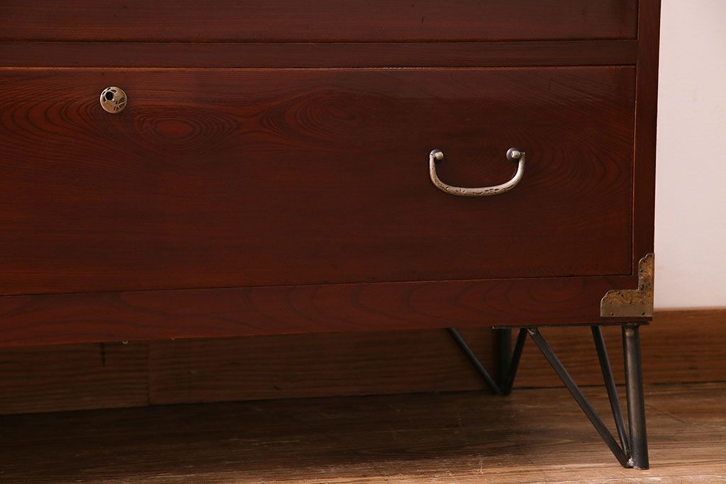 アンティーク家具　昭和初期　鉄脚付き!　美しい漆塗りが上品な時代箪笥ローチェスト(ローボード、リビングボード、引き出し)